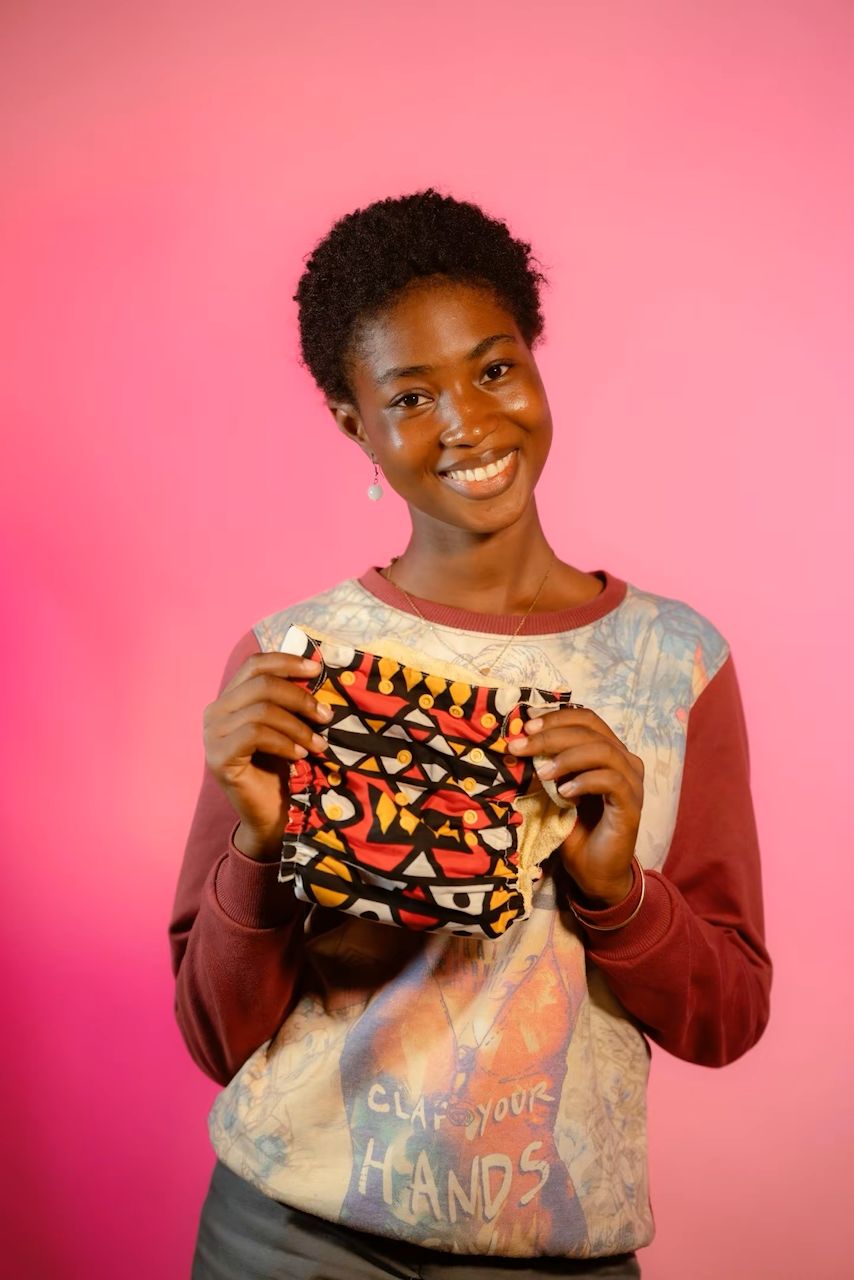 Jeune femme souriante présentant une couche lavable INISSE